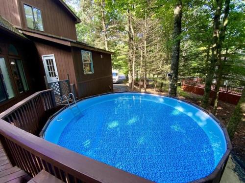 东斯特劳兹堡Luxury Family Escape HotTub Sauna Billiard Pool home的一座大型蓝色游泳池