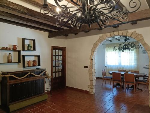 厄尔·布尔戈·德·奥斯马Finca Paraíso Rural的一间带桌子和吊灯的用餐室