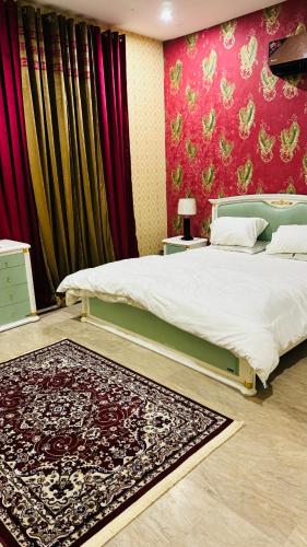 拉合尔Luxury Farmhouse for Stay and Events的一间卧室设有一张床和红色的墙壁