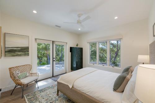 佩索罗伯斯Rancho Robles by AvantStay Vineyard Villa w Views Pool Privacy的一间卧室配有一张床、一把椅子和窗户。