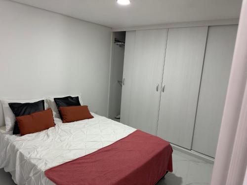 巴兰基亚Apartamento nuevo amoblado的一间卧室配有一张带白色橱柜的大床