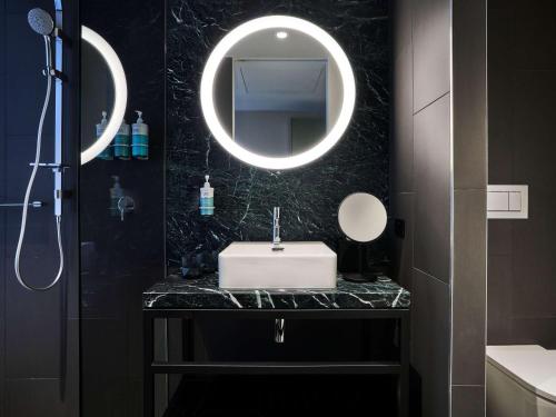墨尔本Novotel Melbourne Airport的一间带水槽和镜子的浴室