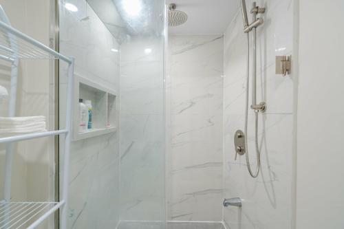 奥克维尔Private basement bedrooms in Oakville的白色的浴室设有玻璃门淋浴