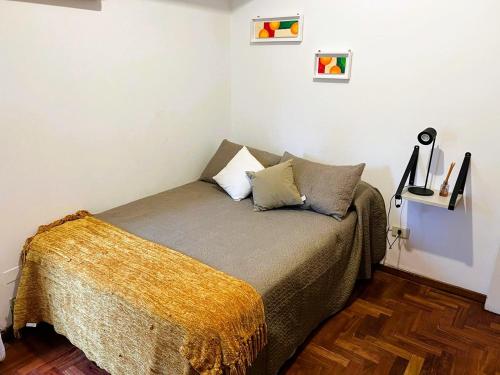 圣米格尔·德·图库玛Departamento Céntrico Tucumán 1B的一间卧室配有一张黄色毯子床