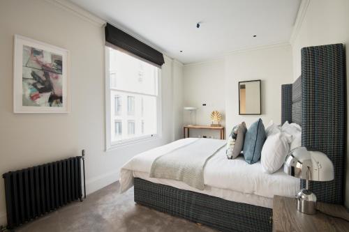 伦敦Sonder King Street的一间卧室设有一张大床和一个窗户。