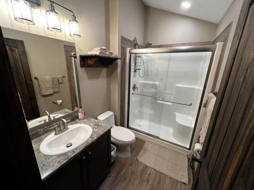 维勒蒙特Whispering Pines Cabin的带淋浴、盥洗盆和卫生间的浴室