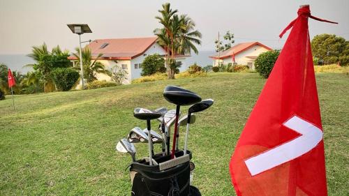 克里比Villa Ebouye的一组高尔夫球杆,坐在红旗旁边