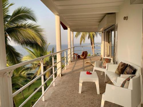 克里比Villa Ebouye的海景阳台