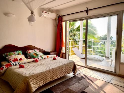 克里比Villa Ebouye的一间卧室设有一张床和一个滑动玻璃门
