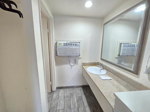 马里斯维尔Peach City Inn - Marysville/Yuba City的一间带水槽和镜子的浴室