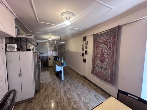 亚历山大Haidar House a private rooms for men only at shared apartment غرف خاصه للرجال فقط的一间墙上有地毯的房间和一台冰箱