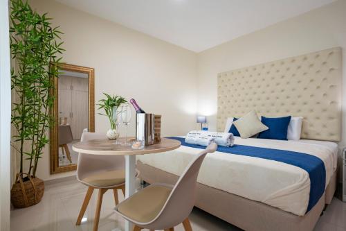 利马Rits Apart Hotel的卧室配有一张床和一张桌子及椅子