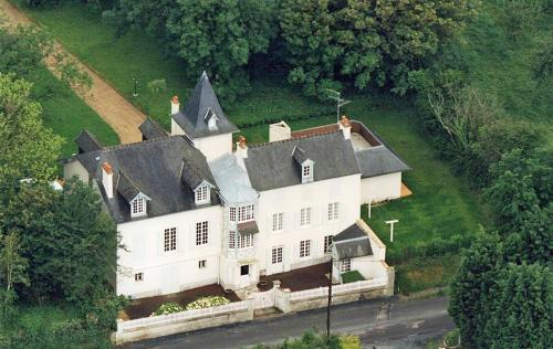 特雷西索梅La Villa Mirabelle 2min d'Arromanches-les-Bains的享有白色大房子的空中景致