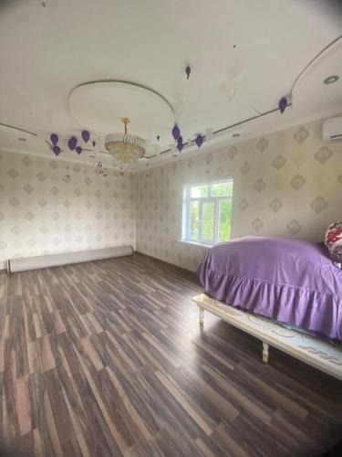 Garden的客房设有紫色床和木地板。