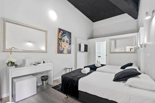 悉尼Airport Hotel Sydney的白色卧室配有床和书桌