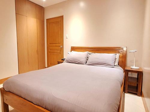 马尼拉Manila BayView Rental- Luxury 1,2,3,4 BR Condos with BALCONY POOL BAYVIEW - FULL SERVICE AVAILABLE的一间卧室配有一张带白色床单的大床