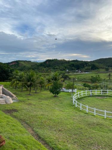 佩德拉斯港Rancho Navarro的一只风筝飞过一个有白色围栏的田野