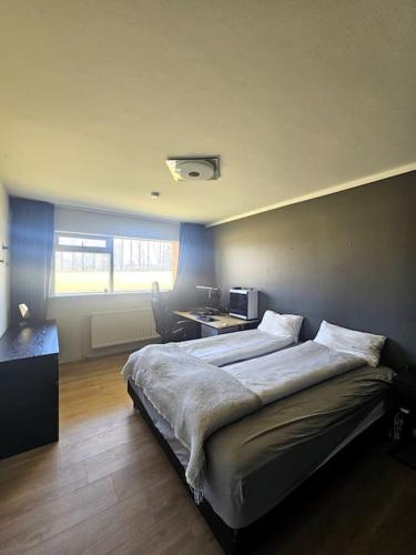 雷克雅未克Apartment near Reykjavik's heart的一间卧室配有一张带书桌的床和窗户。