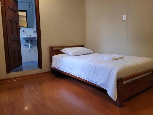 基多Casa Colon Quito Bed & Breakfast Hostel的一间卧室配有床、水槽和镜子