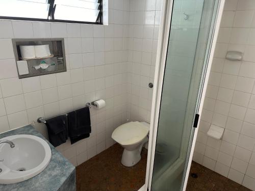 伊萨山欧维兰德酒店的一间带卫生间和水槽的浴室