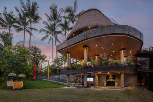 乌布Gdas Bali Health and Wellness Resort的一座带花朵的圆形屋顶的建筑