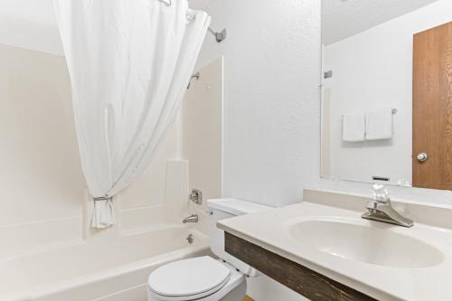 Little FallsStayInn Little Falls的白色的浴室设有卫生间和水槽。