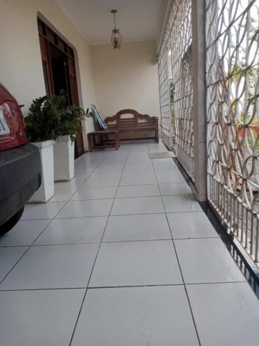 大坎皮纳EXCELENTE casal mobiliada的房屋内带长凳的瓷砖走廊