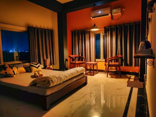 菩提伽耶Hostel Osara的卧室配有一张床和一张桌子及椅子