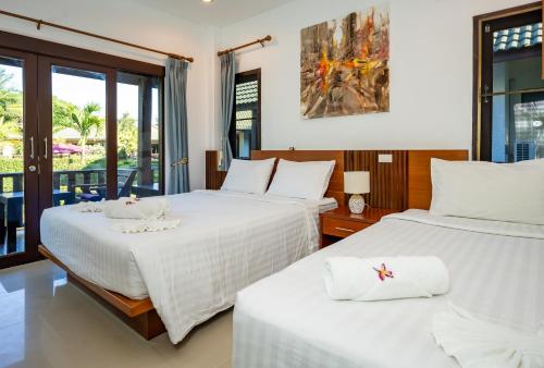 班泰帕查里度假村的一间带两张床的卧室和一个阳台