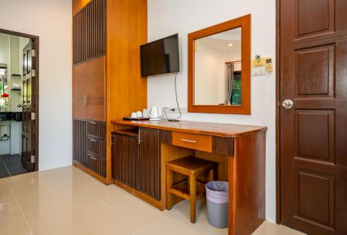 班泰帕查里度假村的浴室配有带镜子的梳妆台和盥洗盆