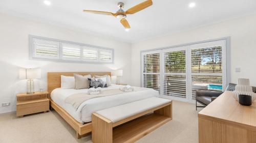波高尔宾Hunter Dreaming的白色的卧室设有一张大床和一个窗户