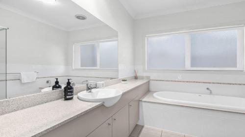 波高尔宾Amaroo Lodge - The Vintage的白色的浴室设有水槽和浴缸。