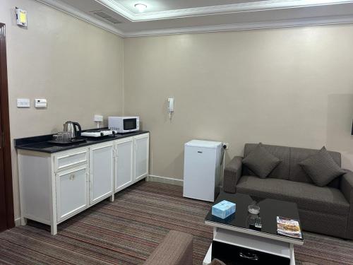 科威特Pyramiza Fahaheel的客厅配有沙发和桌子