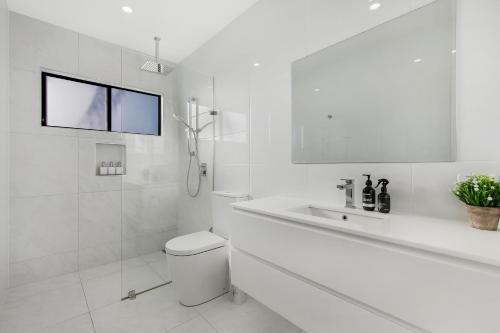 科夫斯港Elvis on Brodie - luxury boutique accommodation的白色的浴室设有卫生间和水槽。