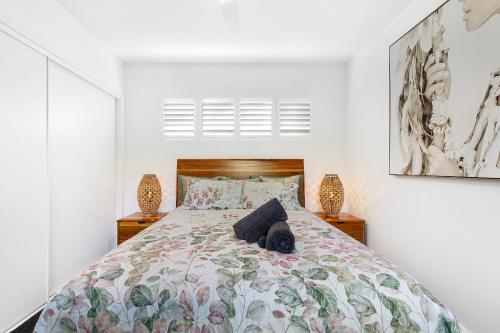 科夫斯港Elvis on Brodie - luxury boutique accommodation的一间卧室配有床和2个床头柜
