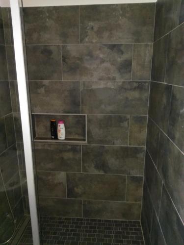 锡根Aldo haus的带淋浴的浴室(带石墙)