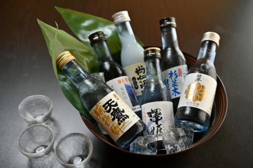 日光汤元小滨市酒店的桌上的啤酒瓶和玻璃杯篮