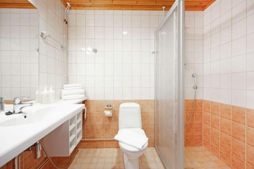 萨翁林纳托特夏季酒店的浴室配有卫生间、盥洗盆和淋浴。