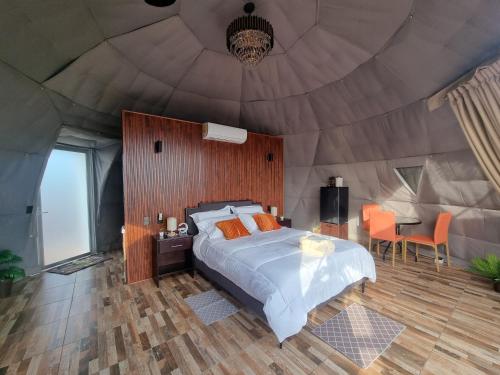 MonterreyVolcano Views Glampings & Crystal House的帐篷内一间卧室,配有一张大床