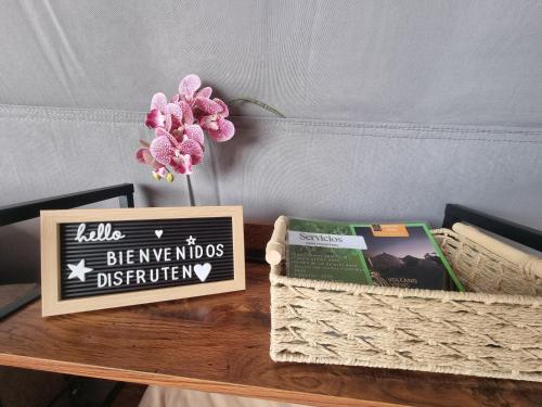 MonterreyVolcano Views Glampings & Crystal House的一张桌子上贴着标志和花