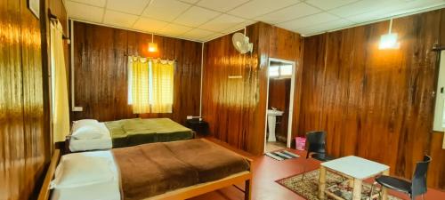 马西尼古蒂Sampala Resort的卧室设有木墙和一张床。