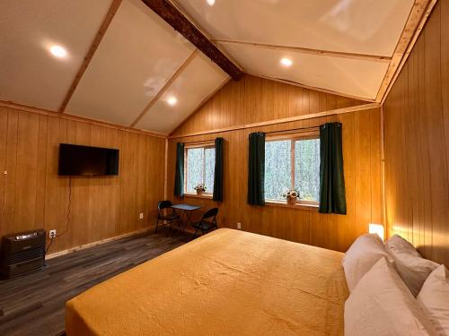 托克Roberts Lodge的一间卧室配有一张床和一台电视。