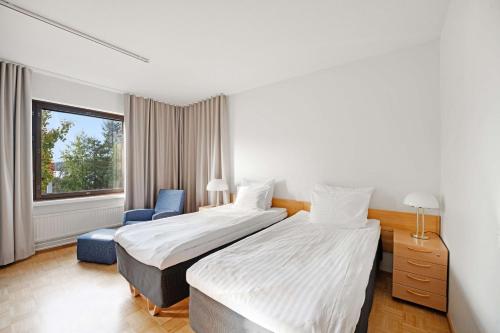 萨翁林纳托特夏季酒店的酒店客房,配有两张床和椅子