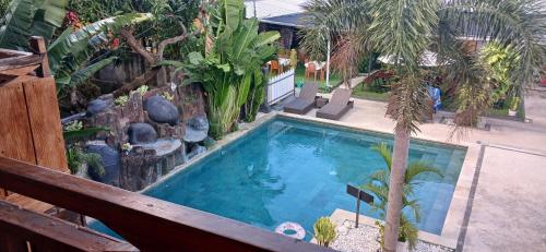 马塔兰Dewi Sri Guesthouse的花园游泳池的顶部景色