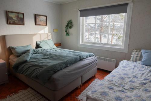 ValmenFamilievennlig bolig i Trysil的一间卧室设有一张床和一个窗口