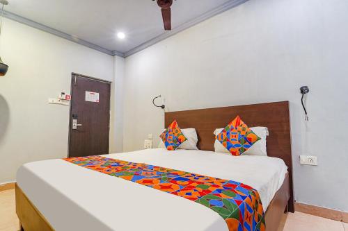 钦奈FabExpress Chennai Central的一间卧室配有一张带彩色毯子的床