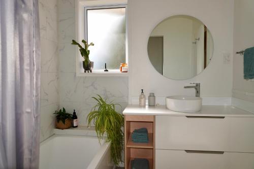 罗托鲁瓦Comfortable Home, Big Backyard的白色的浴室设有水槽和镜子