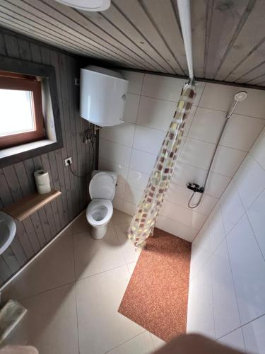 斯维季亚济СвояХата的一间带卫生间和窗户的小浴室