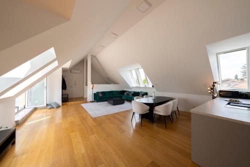 维也纳Luxury Penthouse Schönbrunn的厨房以及带桌椅的起居室。