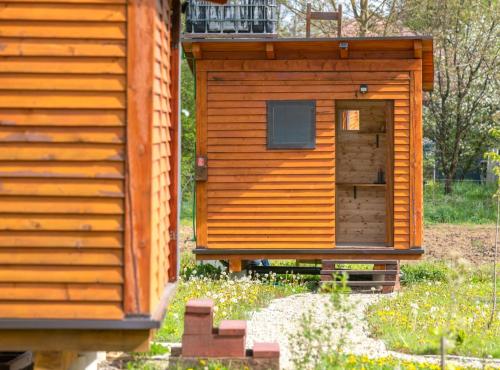 瓦拉日丁Robinzonski Kamp Hofman的院子里设有一扇门的小木屋